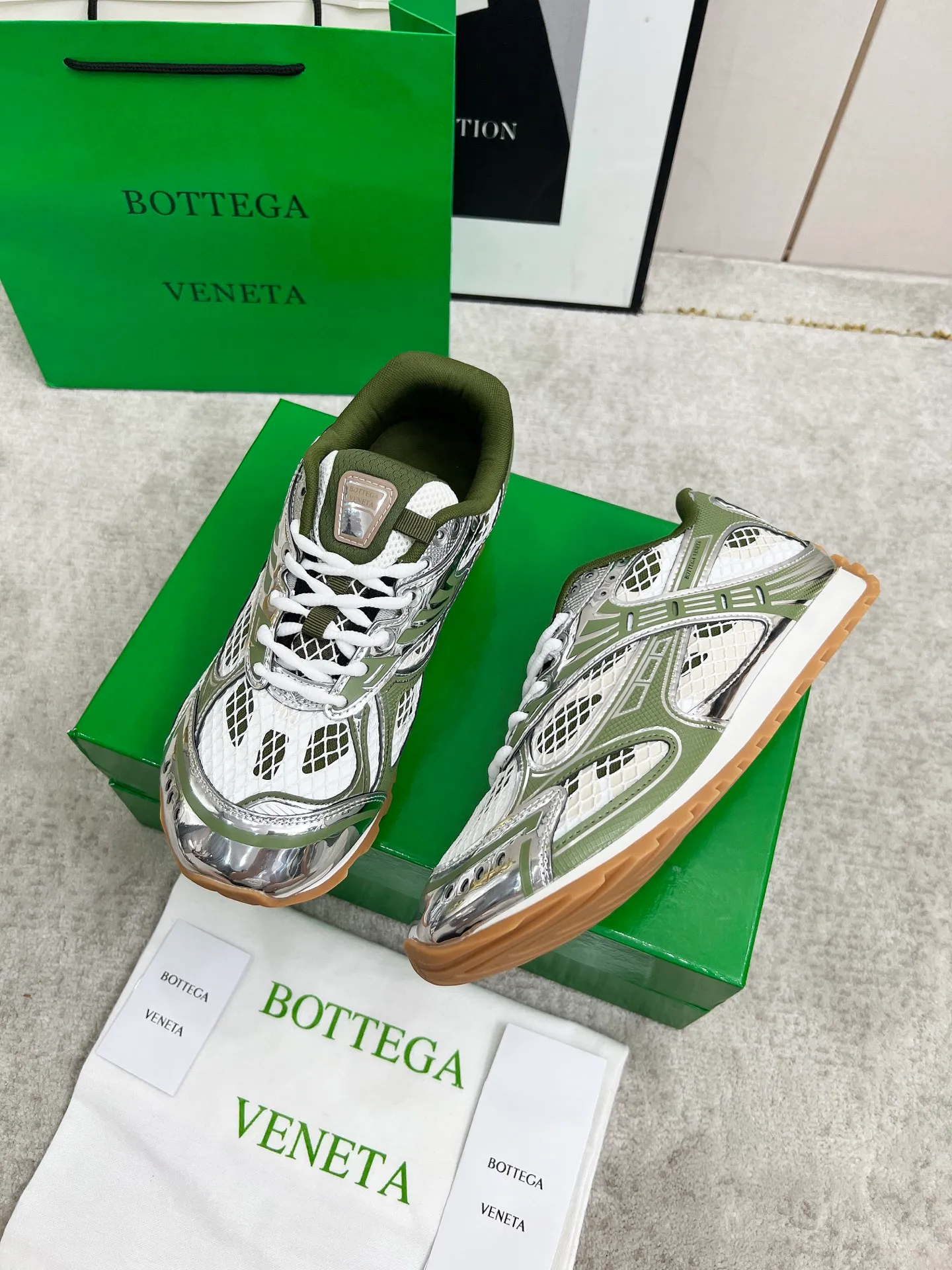 P540. Top version (couples model) Bottega Veneta Bottega Veneta 23ss autumn and winter show BV Orbit sneakers Wang Yibo's same style couples casual shoes dad shoes! Runner sneakers! Original purchase and development!  Made of original lightweight technical mesh fabric, the same as the original version! The process is complicated!  Paired with a rubber outsole designed with a geometric pattern, the high version of the Wang Zha series is actually much taller, but the legs still look slim. Very nice. Durable and playable, standard and version-matching shoe package technology, look for high-end versions. The original outsole is exclusively molded, and the color-blocked TPU outsole is used. The material and weight are the same as the original!  Size: #Female 35-41 (40 and 41 customized sizes are non-refundable) Male 39-45 (45 size customized are non-returnable and exchangeable)